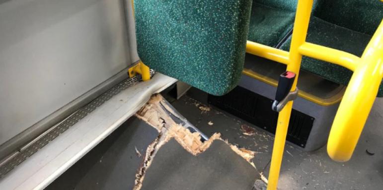 Капак на шахта проби пода на пътнически автобус